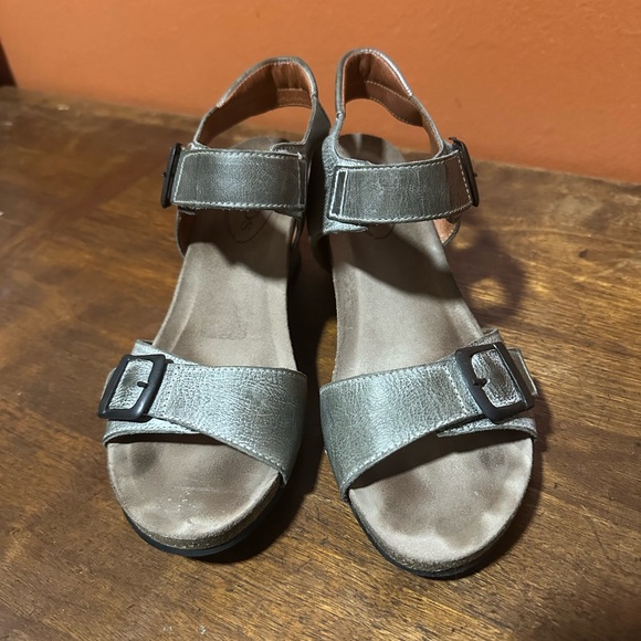 Taos Buckle Up Wedge Sandal EU 39 Olive Green Stone Leather - Picture 2 of 12